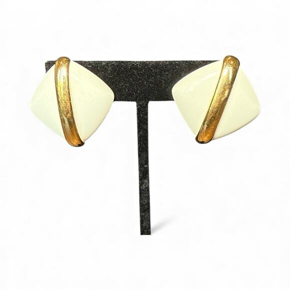 Vintage Monet Square Modernist Earrings Cream & Gold Tone Pierced 1”x1” - Picture 1 of 6